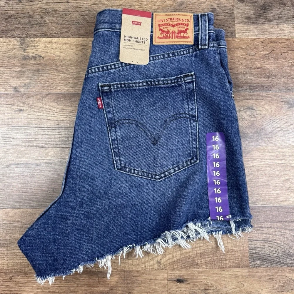 NWT Levi's Women's High-Waisted Denim Mom Shorts Size 33 Medium Wash